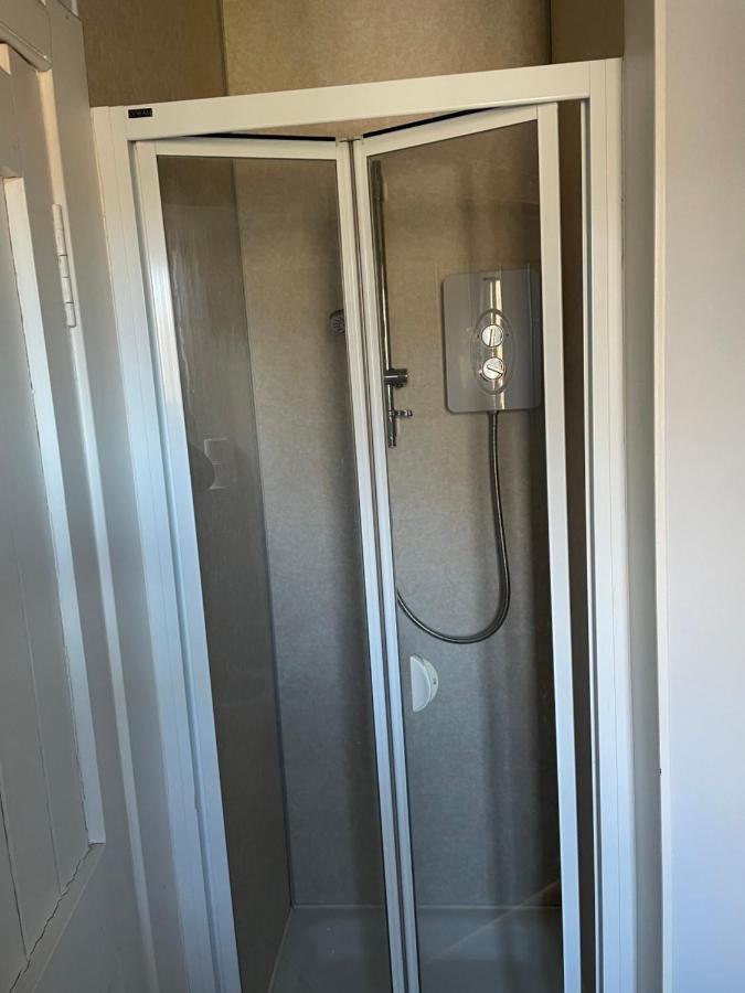 Newsagents Flat Apartment Лейрг Екстериор снимка