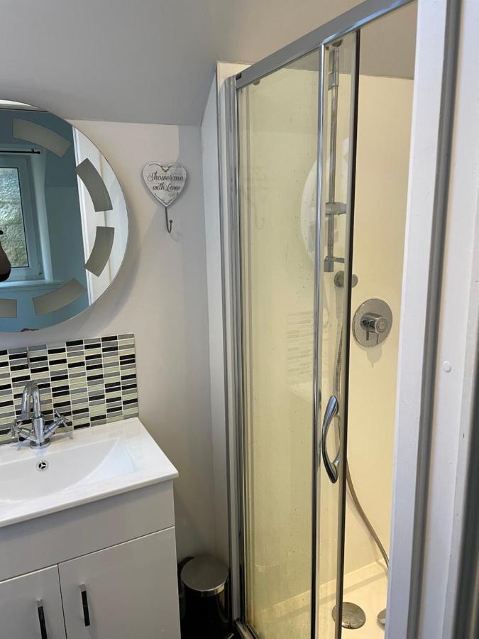Newsagents Flat Apartment Лейрг Екстериор снимка