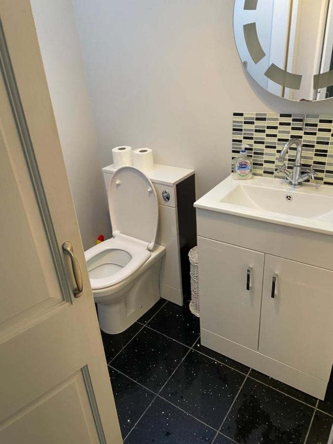 Newsagents Flat Apartment Лейрг Екстериор снимка