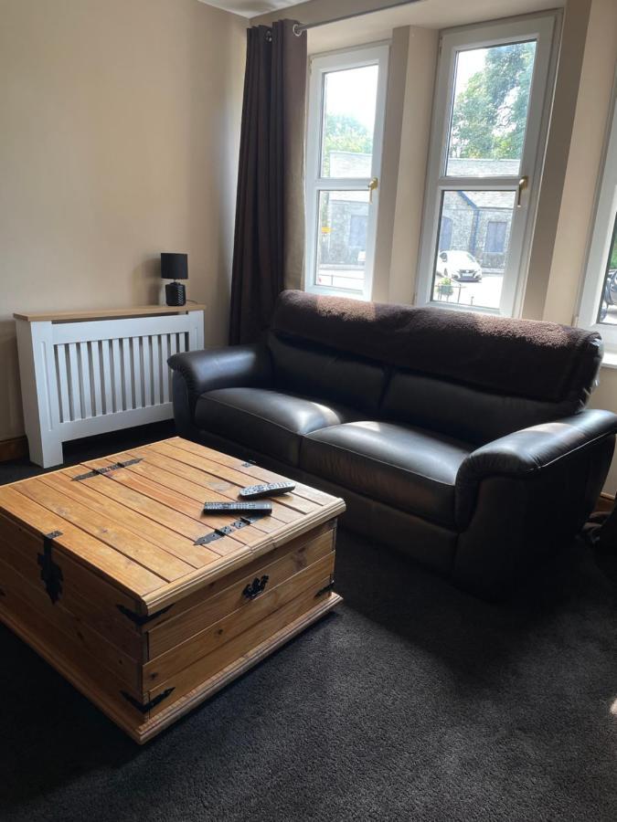 Newsagents Flat Apartment Лейрг Екстериор снимка