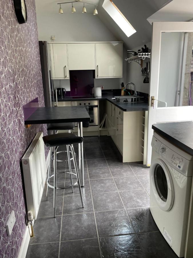 Newsagents Flat Apartment Лейрг Екстериор снимка